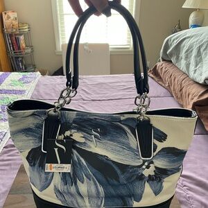Simply Vera Vera Wang Black and White Tote with Artistic Design